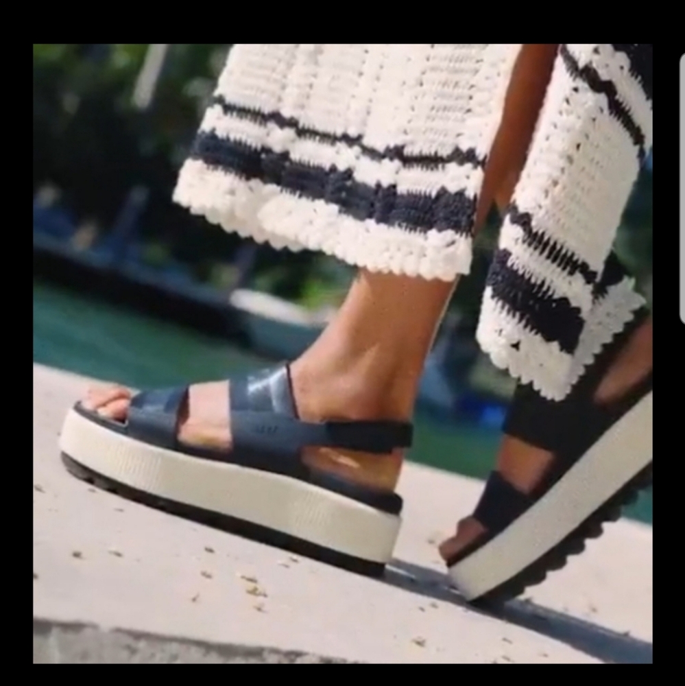 NEW! Reef Black and Vintage Platform Sandals NWT